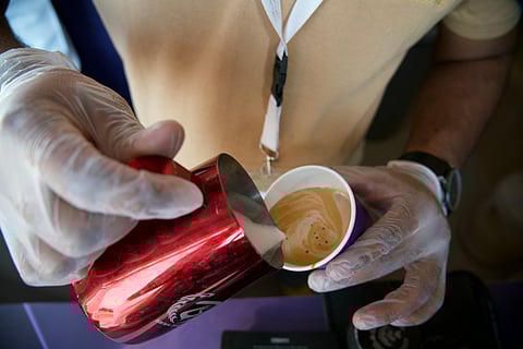 "لاتيه حليب الإبل".. منتجات الشركات تتسابق على "طويق" بمهرجان المؤسس