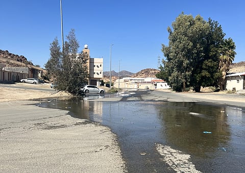 تتدفق منذ شهر ومطالبات بحل عاجل.. مياه مجهولة تقتحم مدخل "قيم الطائف"