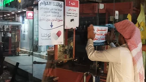 موظف بلدية الدائر يغلق محلًا تجاريًا مخالف للاشتراطات الصحية