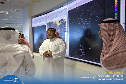 أيمن غلام يتابع مستجدات الحالة الجوية
