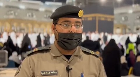 شاهد.. "الرفاعي" موظف أمن في المسجد الحرام يرشد المعتمرين بـ4 لغات