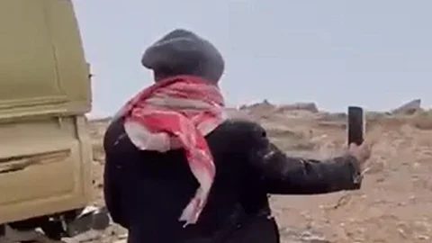 شاهد من تبوك.. بشائر الثلوج تتساقط على جبل اللوز ناسجة أجواءً ساحرة