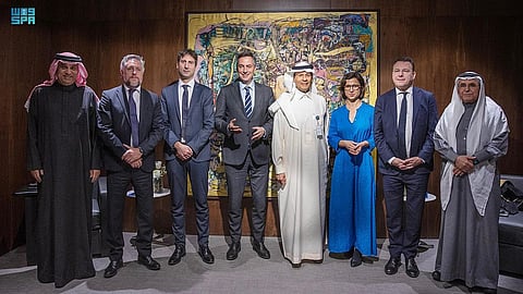 الأمير عبدالعزيز بن سلمان خلال لقائه وفد لجنة الشؤون الخارجية بالبرلمان الأوروبي