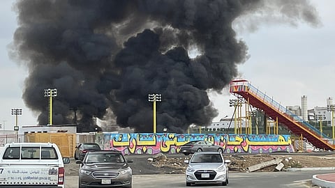 حريق يشب في "سيتي بارك" بجدة