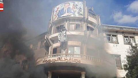 تبادل كثيف لإطلاق النار.. متظاهرون سوريون يقتحمون مقراً حكومياً