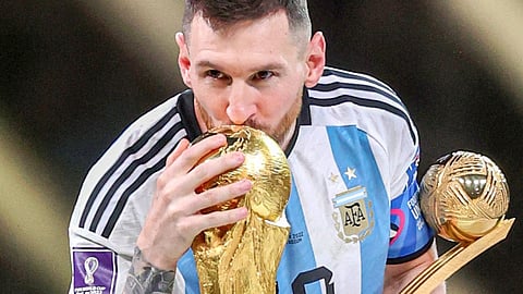 ليونيل ميسي يقبل كأس العالم