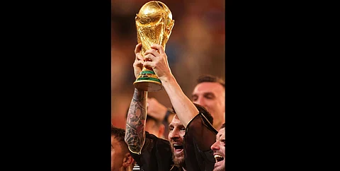 ليونيل ميسي حاملًا كأس العالم