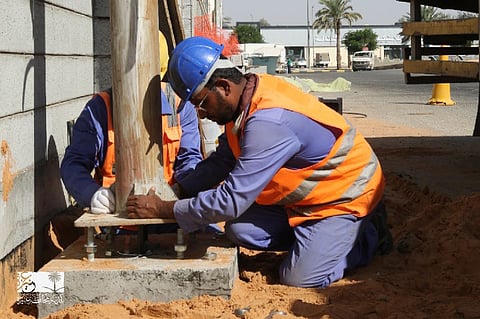 بلدية عنيزة تُنفّذ 2300 جولة لصيانة أعمدة الإنارة وتطوير البنية التحتية