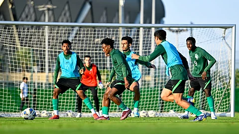 لاعبو المنتخب السعودي للناشئين يؤدون التدريبات