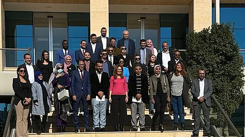صورة جماعية لخريجي زمالة الصحافة للحوار