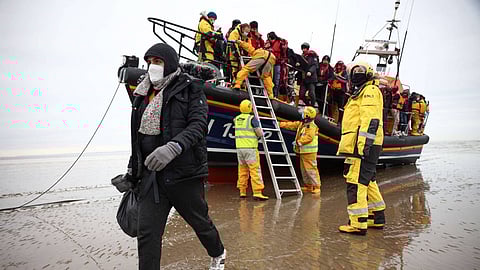 مهاجرين غير قانونيين يصلون إلى بريطانيا عبر بحر المانش