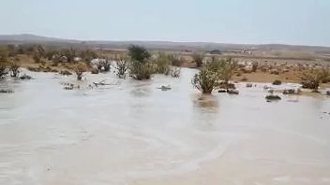 شاهد.. "أمطار الفجر والليلة" تسيل أودية شمال الرياض ومحافظاتها ومراكزها