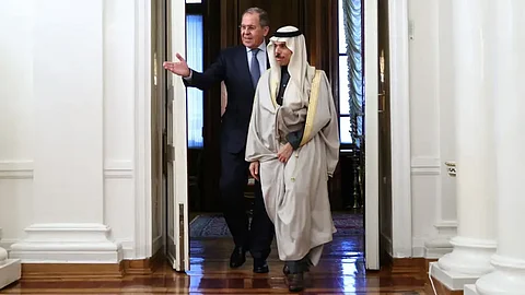 وزيرا خارجية السعودية فيصل بن فرحان وروسيا سيرغي لافروف