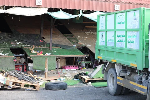 بالصور.. "أمانة الطائف" تُزيل بسطات سوق الفواكه المخالفة بعقبة الكُر