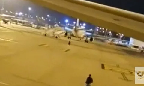 بـ"حيلة ماكرة".. هبطت الطائرة ونفّذ 28 راكبًا خطة الهروب الكبير