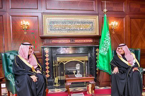 أمير تبوك فهد بن سلطان خلال استقباله وكيل وزارة الداخلية هشام الفالح