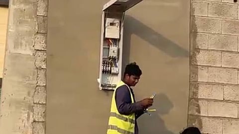 جانب من تركيب عدادات الكهرباء