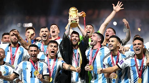 ميسي يرفع كأس العالم مرتدياً البشت الخليجي