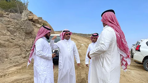 وليد معافا يقف على مشروع طريق الشهداء