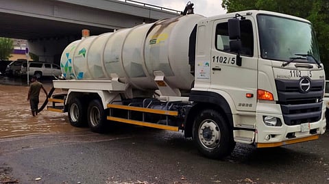 الآليات تعمل على شفط المياه المتجمعة إثر الأمطار