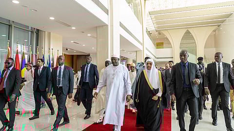 رئيس هيئة علماء المسلمين محمد العيسى ورئيس غامبيا أداما بارو خلال إطلاق المؤتمر