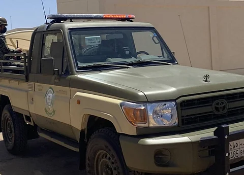 الأفواج الأمنية بـ"عيدابي جازان" تطيح بمواطن لنقله 10 مخالفين لنظام أمن الحدود