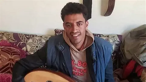 عذَّبه "الحوثي" ثم اختفى.. ظهور جثة فنان يمني مشنوقًا بسطح منزله!