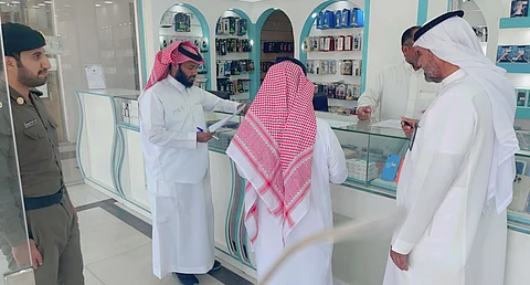 لجنة التوطين بشرورة تنذر 4 منشآت خلال جولاتها الميدانية لعدد من الأنشطة التجارية