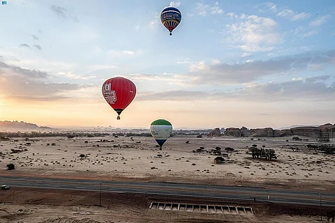 المناطيد تحلّق في سماء العلا.. وتعطي الزوار تجربة فريدة