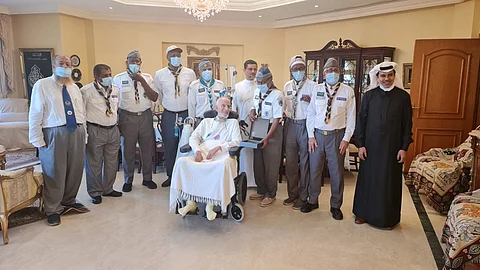 عبدالله نصيف يتوسط مجموعة من رواد كشافة جدة خلال زيارتهم له بمنزله