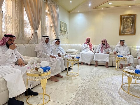 تفقد مدرسته ثم مات.. مدير تعليم مكة يقدّم واجب العزاء في المعلم "الصبحي"