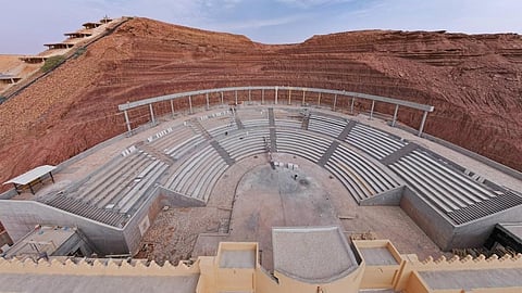 شاهد.. "مسرح شقراء المفتوح" تحفة معمارية في حضن التلة الشقراء.. و"البواردي": هكذا بدأت الفكرة