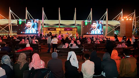 مهرجان الملك عبدالعزيز للإبل يتيح للحضور مشاهدة المباراة النهائية لكأس العالم