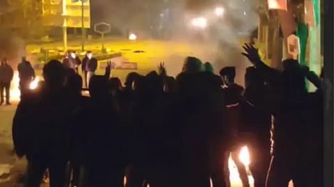 الأمن الإيراني يهاجم منازل المحتجين بأصفهان.. ومقتل عنصر من الباسيج