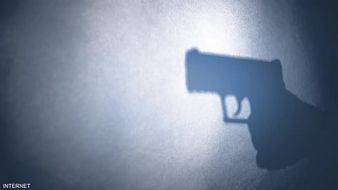 فيديو مرعب.. كاميرا تلتقط مشهد "رضيع المسدس" والشرطة تتحرك سريعًا