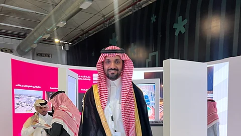 شاهد.. جناح قطر في ملتقى "فرص" يتيح للزوار ارتداء بشت "ميسي"