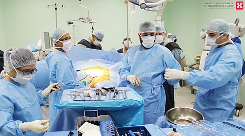 فريق طبي جراحي يجري مجموعة من العمليات الناجحة