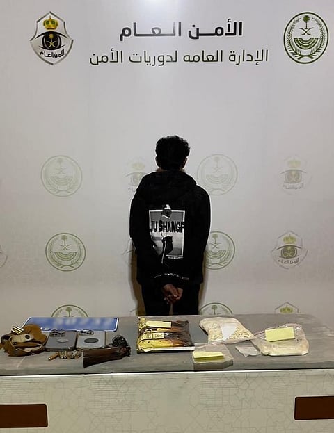 دوريات الأمن بحائل تقبض على شخص بحوزته مواد مخدرة