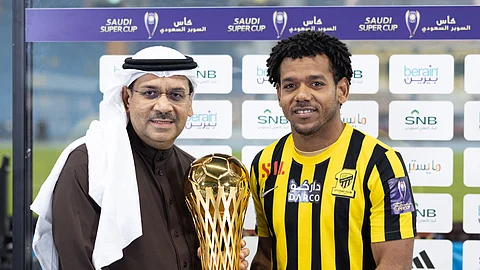 رومارينهو يتسلم جائزة أفضل لاعب من الرئيس التنفيذي لشركة "بيرين"