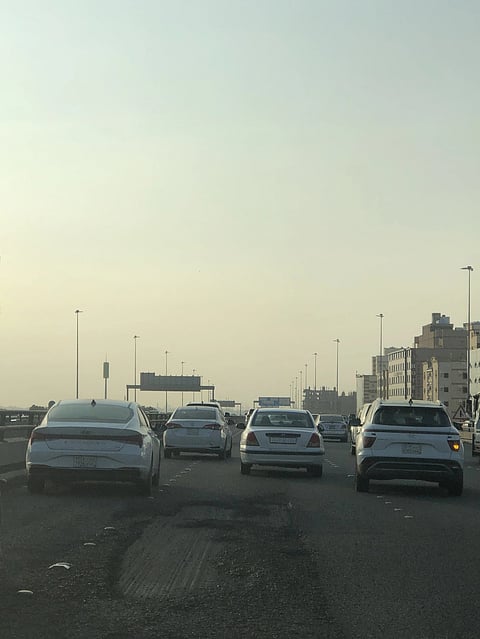 حفرة تتربص بسيارات المارة على كوبري الخير بجدة