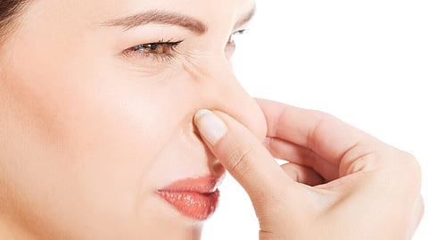 راجع الطبيب فورًا.. شم رائحة كريهة "وهمية" قد يكون عارضًا لحالة طارئة تهدّد الحياة