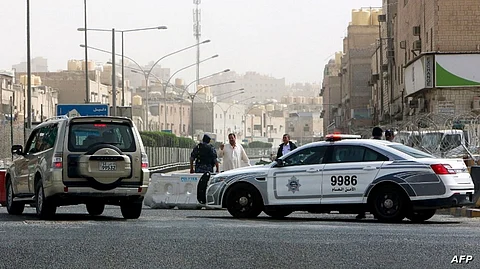 الكويت.. أشعَلَ النار في سيارة شرطة فتلقى عقابًا فوريًّا