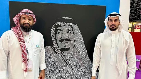 بـ"التايبو جرافيك".. لوحتان لخادم الحرمين و"الفيصل" تُثيران إعجاب زوَّار معرض "إكسبو الحج"