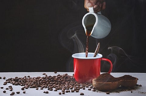 كم فنجان في اليوم؟ خبيرة تكشف معيار شرب القهوة يوميًا