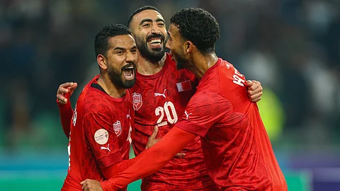 فرحة لاعبي المنتخب البحريني بتسجيل هدف في مرمى نظيره الكويتي