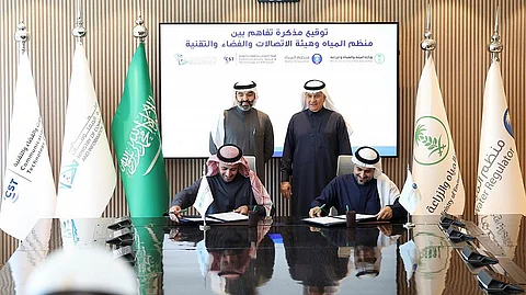 منصور المشيطي ومحمد التميمي يوقعان مذكرة التعاون