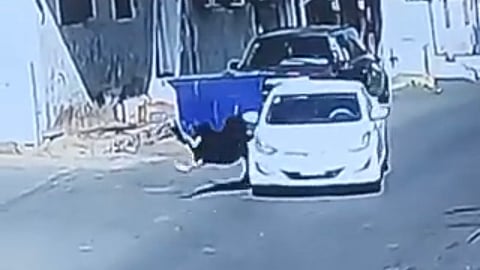 بعد حادثة الدهس.. طرقات بـ"أرصفة قفز الحواجز" تُعرِّض المشاة للخطر!