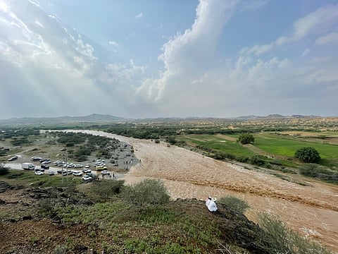 قرى بني عيسى تشهد أمطارًا غزيرة أسالت الأودية والشعاب