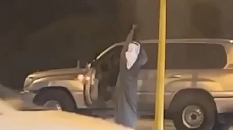 "فيديو مطلق النار الرائج".. السلطات الكويتية تحدّد الموقع وتكثّف البحث