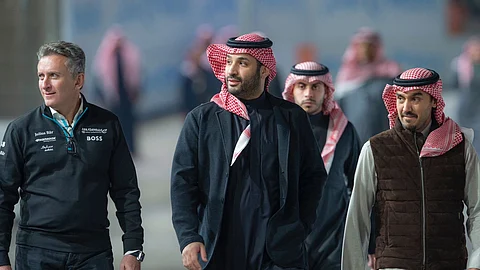 الأمير محمد بن سلمان خلال حضوره سباق فورمولا إي الدرعية